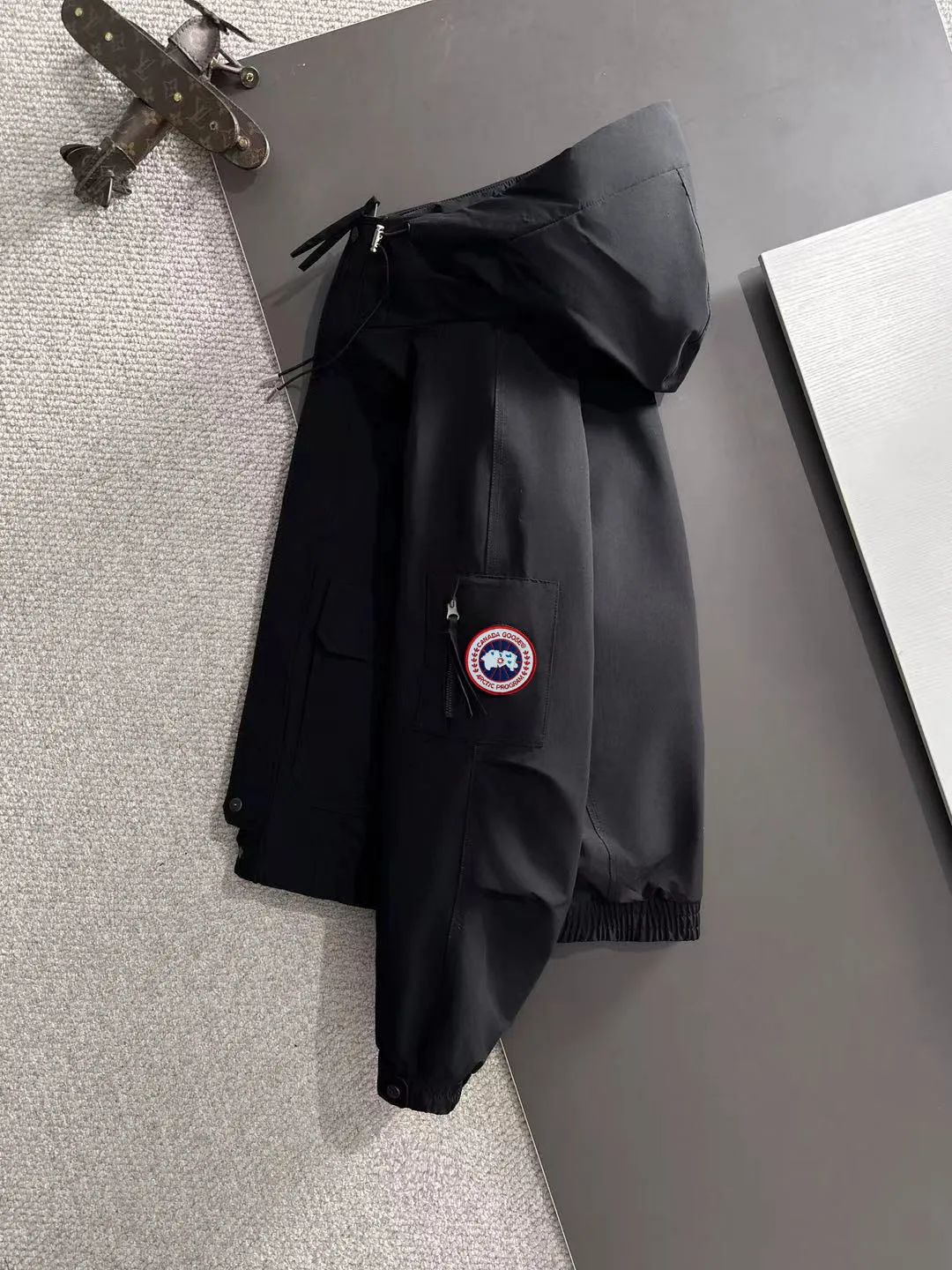Two-day delivery time P960 Big Goose 🔥🔥 High-end customization 2025 winter official website's latest popular down jacket. Original custom-made hardware accessories for customers, all imported and original customization. Welcome to compare at the counter. Absolutely high quality. Use top-grade 90 white goose down. Super soft. Filled with fluffy and full feathers. Super heavy work. Fabric workmanship is excellent. The version is super perfect. Note⚠The fabric is super comfortable. Exclusive model. High-end quality. A must-have warm and protective artifact in winter. Size: M-3XL